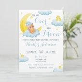 Über der Mond Bear Boy Babydusche Einladung (Stehend Vorderseite)