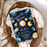 Über der Mond Celestial Baby Shower Navy Einladung<br><div class="desc">Lassen Sie sich mit unserer Space Outer Baby Shower Navy Einladung zum Feiern verzaubern! Diese himmlische Einladung ist perfekt für Eltern, die unterwegs über dem Mond sind und ihren Kleinen auf dem Weg sind. Sie bietet einen traumhaften marineblau-blauen Hintergrund mit funkelnden Sternen, Planeten und einem charmanten Raketenschiff-Design. Features: Elegantes Design:...</div>