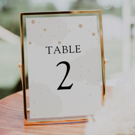 Über der Tischnummer des Mondes