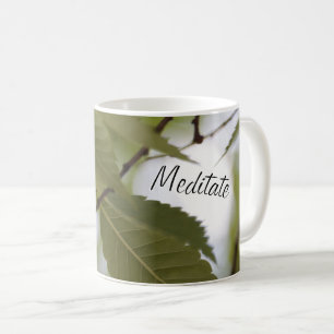Über die grüne Natur des Gartens nachdenken Kaffeetasse