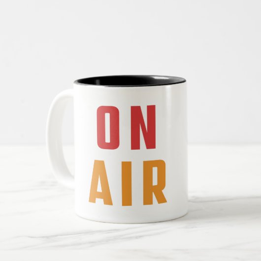 ÜBER DIE LUFT ZWEIFARBIGE TASSE (Vorderseite Links)