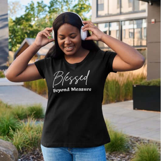 Über die Messung hinaus gesegnete Frauen Grafische T-Shirt