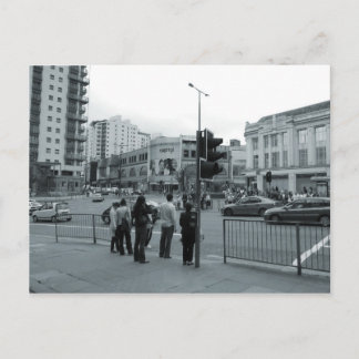 Über die Straße Postkarte