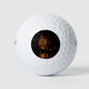 Über Mississippi explodieren rote und grüne Feuerw Golfball