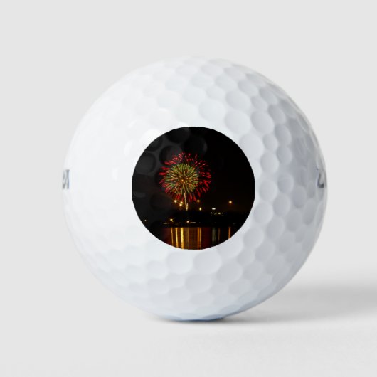 Über Mississippi explodieren rote und grüne Feuerw Golfball (Vorderseite)