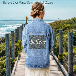 Über Pantoletten glauben Jeansjacke