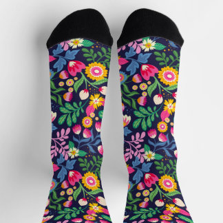 Über schwarzem Hintergrund mit Blumen Socken