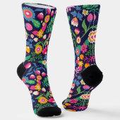 Über schwarzem Hintergrund mit Blumen Socken (Gewinkelt)