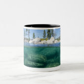 Über und unter Lake Tahoe Zweifarbige Tasse (Mittel)