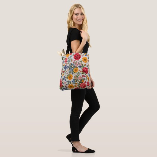 Überall Blumen, farbenfrohes Design, Tasche (Am Model)
