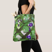überall drucken auf Tasche violette Blumen auf Git (Von Nahem)