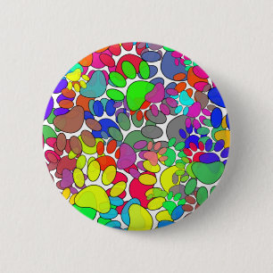 Überall drucken viele Hunde-Pfoten Button