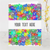 Überall drucken viele Hunde-Pfoten Karte (Gelbe Blume)