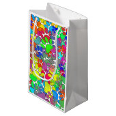 Überall drucken viele Hunde-Pfoten Kleine Geschenktüte (Vorderseite Schrägansicht)