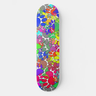 Überall drucken viele Hunde-Pfoten Skateboard