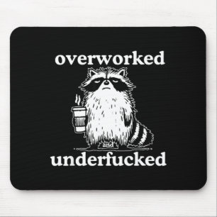 Überarbeitet und Unterbezahlt Lustiger Waschbär Ka Mousepad
