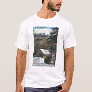 Überdachte Brücke am Gerinne im Winter T-Shirt