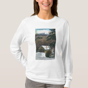 Überdachte Brücke am Gerinne im Winter T-Shirt