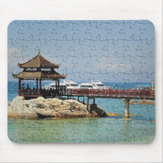 Überdachte Brücke, direkt am Meer Mousepad