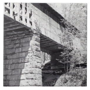 Überdachte Brücke Fliese