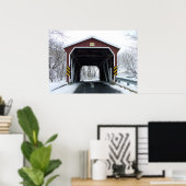Überdachte Brücke im Schnee Poster (Heimbüro)