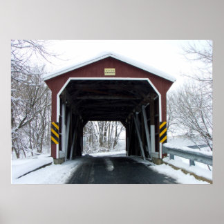Überdachte Brücke im Schnee Poster