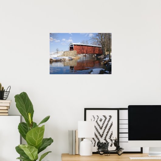 Überdachte Brücke im Winter Poster (Heimbüro)