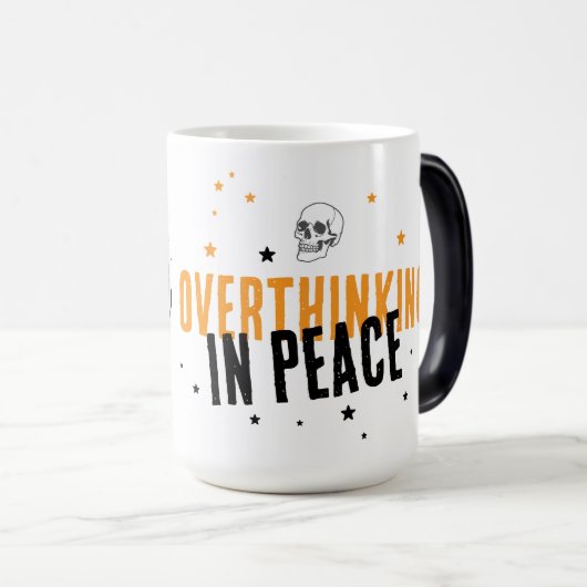 Überdenken in Frieden - Zen Skeleton Spooky Season Verwandlungstasse (VorderseiteRechts)