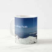 Überfluss habender Glauben-Tassen-Berg Kaffeetasse (Vorderseite Links)