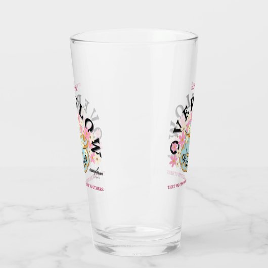 ÜBERFLUSS von Glas durch Adiela Akoo (Links)