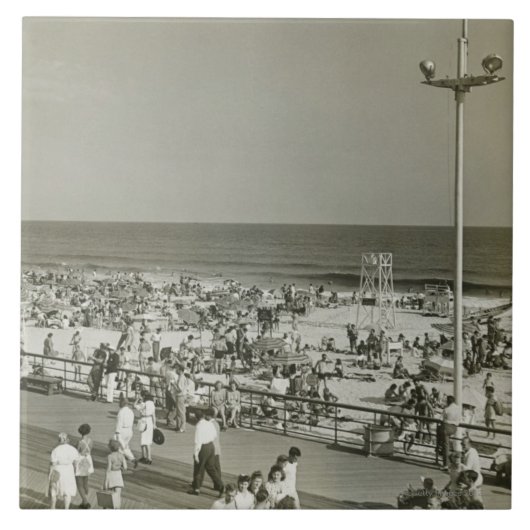 Überfüllter Strand Fliese (Vorderseite)