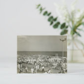 Überfüllter Strand Postkarte (Stehend Vorderseite)