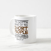 Übergeben Sie es zur kurze Leute-lustigen Tasse (Vorderseite Links)