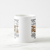 Übergeben Sie es zur kurze Leute-lustigen Tasse (Mittel)