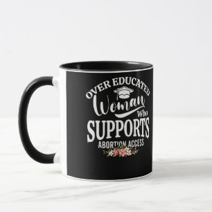 Übergebildete Frauen, die den Zugang zu Abtreibung Tasse