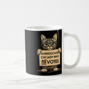 Übergebildete Katzen-Lady, die wählt Kaffeetasse