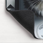 Übergewichtige Tuxedo Katze auf einer Skala Mousepad (Ecke)