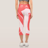 Übergroße Initialen in Rosé und Rot Capri Leggings (Rückseite)