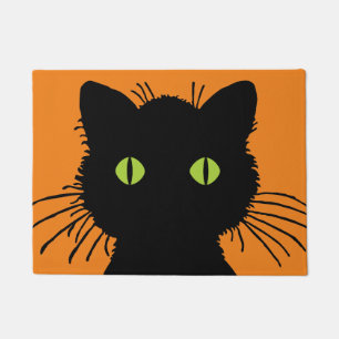 Übergroße schwarze Katze mit grünen ausbauchenden Fußmatte