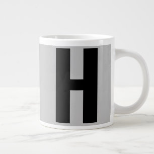 Übergroßer Monogramm-Anfangsbuchstabe in Grau und Jumbo-Tasse