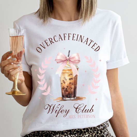 Überkoffeinierte Wifey Club Iced Coffee Bow Mrs. T-Shirt