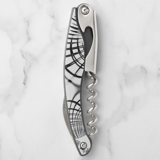 Überkreuzte graue Linien erinnern uns an Zeichnung Kellnermesser (Rückseite)