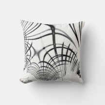 Überkreuzte graue Linien erinnern uns an Zeichnung