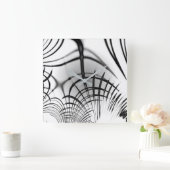 Überkreuzte graue Linien erinnern uns an Zeichnung Quadratische Wanduhr (Zuhause)