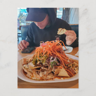 Überladene Nachos Postkarte