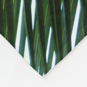 Überlappen von Palm Fronds Tropical Green Abstrakt Fleecedecke (Ecke)