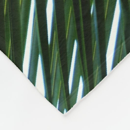 Überlappen von Palm Fronds Tropical Green Abstrakt Fleecedecke (Ecke)