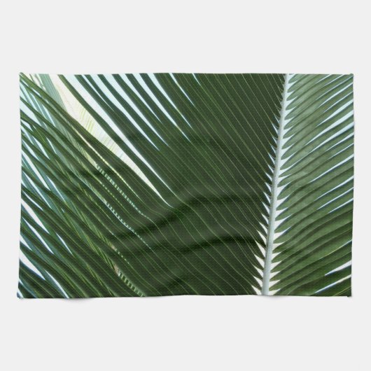 Überlappen von Palm Fronds Tropical Green Abstrakt Geschirrtuch (Horizontal)