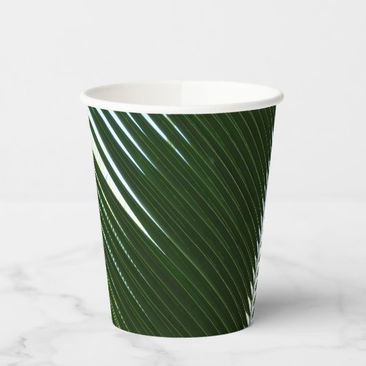Überlappen von Palm Fronds Tropical Green Abstrakt Pappbecher (Links)