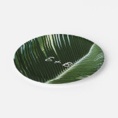 Überlappen von Palm Fronds Tropical Green Abstrakt Pappteller (Schrägansicht)